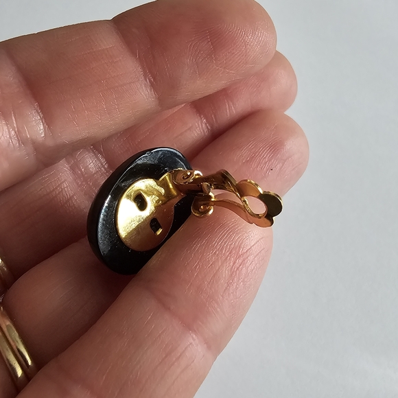Vintage earrings black oval clip on gold tone - Picture 4 of 10